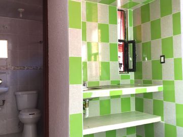 Casa en venta con departamentos para rentar en Jardines de Cerro Gordo solo efectivo