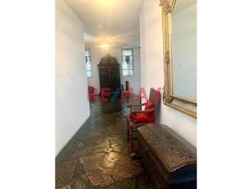 Ponemos en VENTA excelente CASA, muy amplia, luminosa y ventilada con techos altos, con un AREA TOTAL de 702.50 mts2 con muy buena distribución.  Ubic