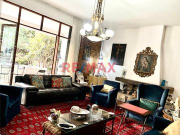 Ponemos en VENTA excelente CASA, muy amplia, luminosa y ventilada con techos altos, con un AREA TOTAL de 702.50 mts2 con muy buena distribución.  Ubic