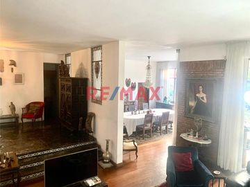 Ponemos en VENTA excelente CASA, muy amplia, luminosa y ventilada con techos altos, con un AREA TOTAL de 702.50 mts2 con muy buena distribución.  Ubic