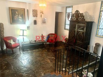 Ponemos en VENTA excelente CASA, muy amplia, luminosa y ventilada con techos altos, con un AREA TOTAL de 702.50 mts2 con muy buena distribución.  Ubic