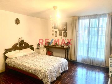 Ponemos en VENTA excelente CASA, muy amplia, luminosa y ventilada con techos altos, con un AREA TOTAL de 702.50 mts2 con muy buena distribución.  Ubic