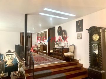 Ponemos en VENTA excelente CASA, muy amplia, luminosa y ventilada con techos altos, con un AREA TOTAL de 702.50 mts2 con muy buena distribución.  Ubic