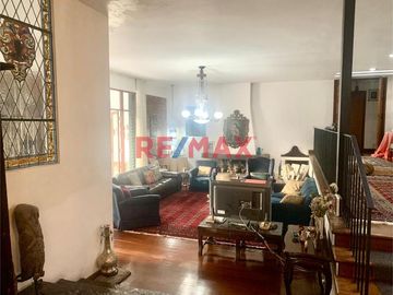 Ponemos en VENTA excelente CASA, muy amplia, luminosa y ventilada con techos altos, con un AREA TOTAL de 702.50 mts2 con muy buena distribución.  Ubic