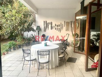 Ponemos en VENTA excelente CASA, muy amplia, luminosa y ventilada con techos altos, con un AREA TOTAL de 702.50 mts2 con muy buena distribución.  Ubic