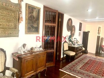 Ponemos en VENTA excelente CASA, muy amplia, luminosa y ventilada con techos altos, con un AREA TOTAL de 702.50 mts2 con muy buena distribución.  Ubic