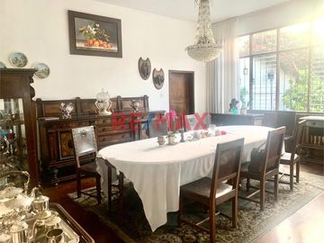 Ponemos en VENTA excelente CASA, muy amplia, luminosa y ventilada con techos altos, con un AREA TOTAL de 702.50 mts2 con muy buena distribución.  Ubic