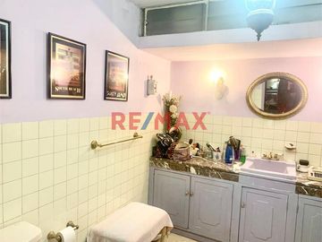Ponemos en VENTA excelente CASA, muy amplia, luminosa y ventilada con techos altos, con un AREA TOTAL de 702.50 mts2 con muy buena distribución.  Ubic