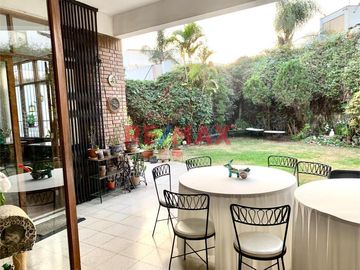 Ponemos en VENTA excelente CASA, muy amplia, luminosa y ventilada con techos altos, con un AREA TOTAL de 702.50 mts2 con muy buena distribución.  Ubic