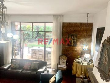 Ponemos en VENTA excelente CASA, muy amplia, luminosa y ventilada con techos altos, con un AREA TOTAL de 702.50 mts2 con muy buena distribución.  Ubic