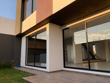 CASA EN VENTA LOMAS DE ANGELOPOLIS II , EN PARQUE VARSOVIA.