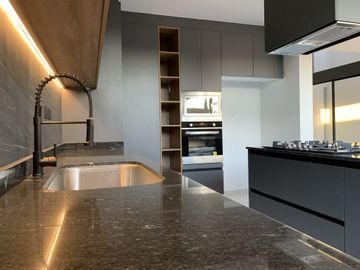 CASA EN VENTA LOMAS DE ANGELOPOLIS II , EN PARQUE VARSOVIA.