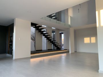 CASA EN VENTA LOMAS DE ANGELOPOLIS II , EN PARQUE VARSOVIA.