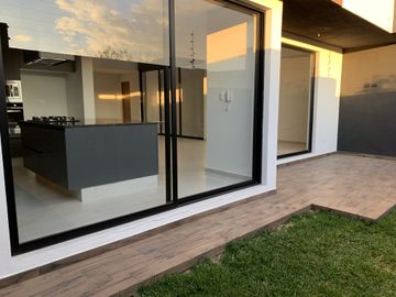 CASA EN VENTA LOMAS DE ANGELOPOLIS II , EN PARQUE VARSOVIA.