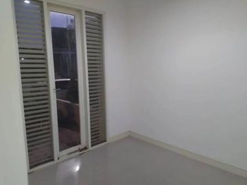 Rumah minimalis 2lt dalam perumahan elit dg one gate sistem security 24 jam seputaran jl Wates km9