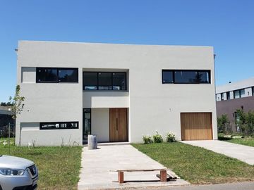 CHALET DE 4 AMBIENTES DE CATEGORIA EN RUMENCO JOVEN, A ESTRENAR, VENDE Y PERMUTA