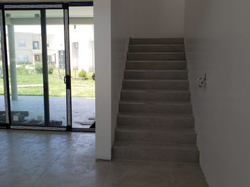 CHALET DE 4 AMBIENTES DE CATEGORIA EN RUMENCO JOVEN, A ESTRENAR, VENDE Y PERMUTA
