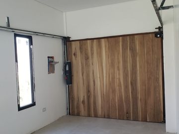 CHALET DE 4 AMBIENTES DE CATEGORIA EN RUMENCO JOVEN, A ESTRENAR, VENDE Y PERMUTA