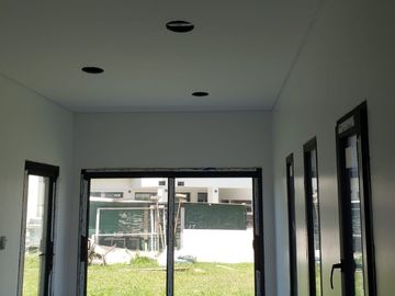 CHALET DE 4 AMBIENTES DE CATEGORIA EN RUMENCO JOVEN, A ESTRENAR, VENDE Y PERMUTA