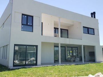 CHALET DE 4 AMBIENTES DE CATEGORIA EN RUMENCO JOVEN, A ESTRENAR, VENDE Y PERMUTA