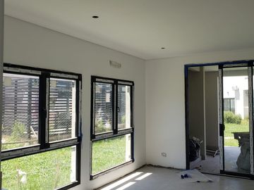 CHALET DE 4 AMBIENTES DE CATEGORIA EN RUMENCO JOVEN, A ESTRENAR, VENDE Y PERMUTA