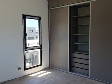 CHALET DE 4 AMBIENTES DE CATEGORIA EN RUMENCO JOVEN, A ESTRENAR, VENDE Y PERMUTA