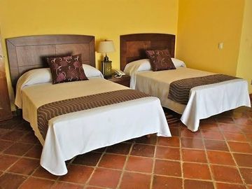 Venta de Hotel en Tequisquiapan, 11 Recamaras, 18 Baños, Alberca, Cancha Tenis