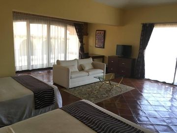 Venta de Hotel en Tequisquiapan, 11 Recamaras, 18 Baños, Alberca, Cancha Tenis
