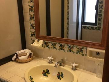 Venta de Hotel en Tequisquiapan, 11 Recamaras, 18 Baños, Alberca, Cancha Tenis