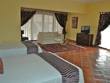 Venta de Hotel en Tequisquiapan, 11 Recamaras, 18 Baños, Alberca, Cancha Tenis