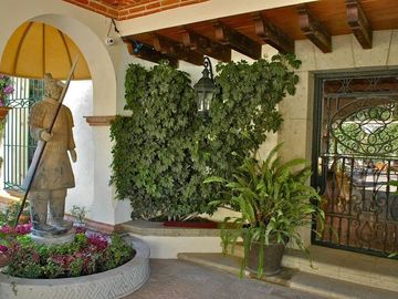 Venta de Hotel en Tequisquiapan, 11 Recamaras, 18 Baños, Alberca, Cancha Tenis