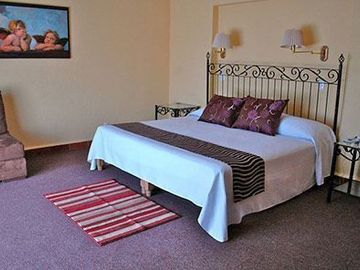 Venta de Hotel en Tequisquiapan, 11 Recamaras, 18 Baños, Alberca, Cancha Tenis