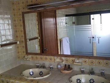 Venta de Hotel en Tequisquiapan, 11 Recamaras, 18 Baños, Alberca, Cancha Tenis