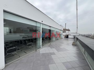 ****** Disponible a partir del 02 de Mayo****** 

En el exclusivo Edificio Corporativo CENTRUM, esta oficina ofrece la combinación perfecta de ubica