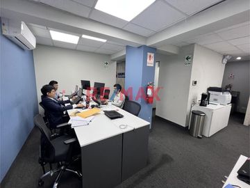****** Disponible a partir del 02 de Mayo****** 

En el exclusivo Edificio Corporativo CENTRUM, esta oficina ofrece la combinación perfecta de ubica