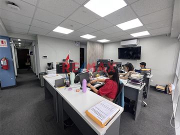 ****** Disponible a partir del 02 de Mayo****** 

En el exclusivo Edificio Corporativo CENTRUM, esta oficina ofrece la combinación perfecta de ubica
