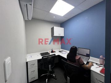 ****** Disponible a partir del 02 de Mayo****** 

En el exclusivo Edificio Corporativo CENTRUM, esta oficina ofrece la combinación perfecta de ubica