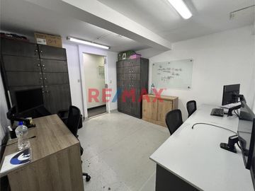 ****** Disponible a partir del 02 de Mayo****** 

En el exclusivo Edificio Corporativo CENTRUM, esta oficina ofrece la combinación perfecta de ubica