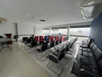 ****** Disponible a partir del 02 de Mayo****** 

En el exclusivo Edificio Corporativo CENTRUM, esta oficina ofrece la combinación perfecta de ubica