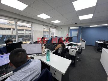 ****** Disponible a partir del 02 de Mayo****** 

En el exclusivo Edificio Corporativo CENTRUM, esta oficina ofrece la combinación perfecta de ubica