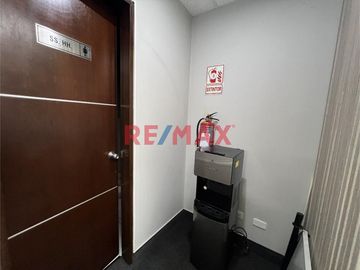 ****** Disponible a partir del 02 de Mayo****** 

En el exclusivo Edificio Corporativo CENTRUM, esta oficina ofrece la combinación perfecta de ubica