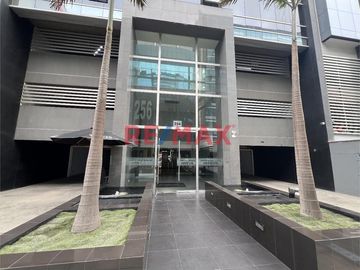 ****** Disponible a partir del 02 de Mayo****** 

En el exclusivo Edificio Corporativo CENTRUM, esta oficina ofrece la combinación perfecta de ubica