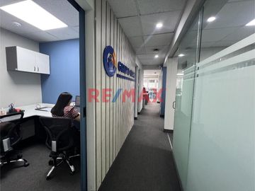 ****** Disponible a partir del 02 de Mayo****** 

En el exclusivo Edificio Corporativo CENTRUM, esta oficina ofrece la combinación perfecta de ubica