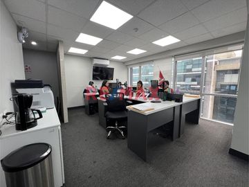 ****** Disponible a partir del 02 de Mayo****** 

En el exclusivo Edificio Corporativo CENTRUM, esta oficina ofrece la combinación perfecta de ubica