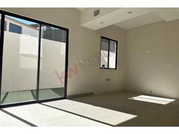 Casa moderna y fina. Angola. Techos con altura. Juárez Chih.