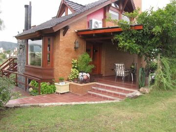 CHALET DE CATEGORIA EN BARRIO CERRADO LOMAS DEL REY. MAYU SUMAJ