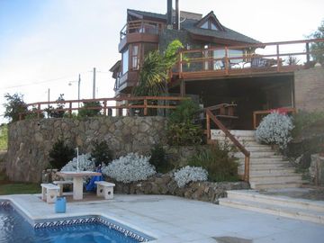 CHALET DE CATEGORIA EN BARRIO CERRADO LOMAS DEL REY. MAYU SUMAJ