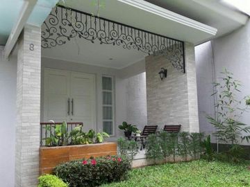 Rumah Mewah Asri Gaya Victorian Strategis Setramurni Bandung