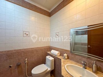 Rumah Mewah di Area Premium Tebet Barat, Akses Lebar