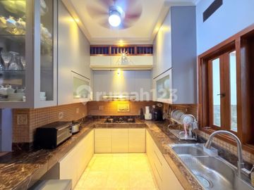 Rumah Mewah di Area Premium Tebet Barat, Akses Lebar